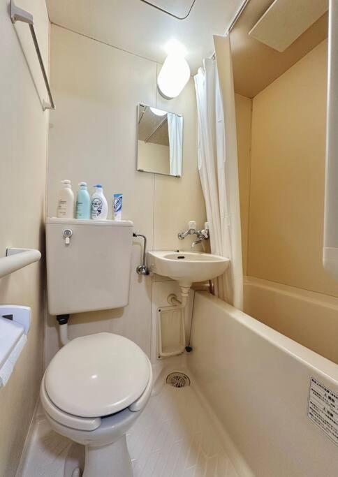 Apartment 102号室花園町駅と萩之茶屋駅各2分ベット2台専用バスルーム付きアクセス抜群 Osaka