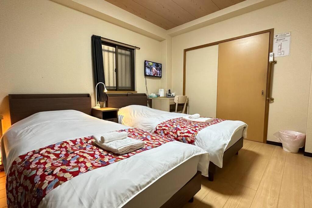 Apartment 102号室花園町駅と萩之茶屋駅各2分ベット2台専用バスルーム付きアクセス抜群