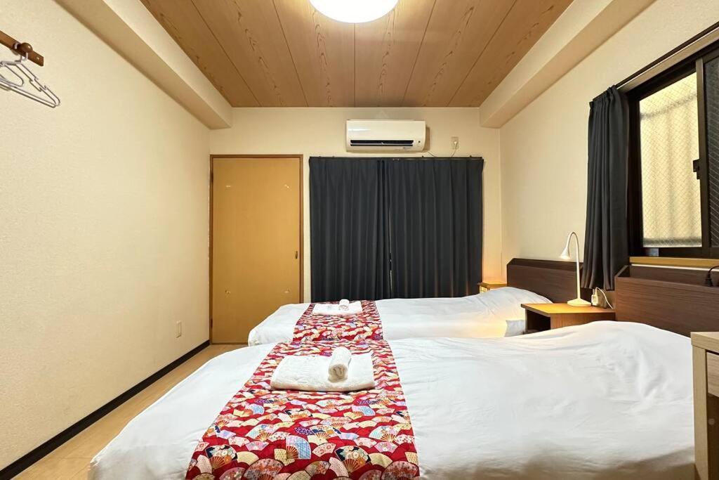 Apartment 102号室花園町駅と萩之茶屋駅各2分ベット2台専用バスルーム付きアクセス抜群 *